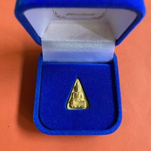 พระสมเด็จนางพญาจิตรดา สก.5 รอบ 12 สิงหาคม 2535 เนื้อทองคำ พิมพ์กลาง หนัก 7.8 กรัม พร้อมกล่องเดิมสีฟ้า  สวยงามมาก - Image 3