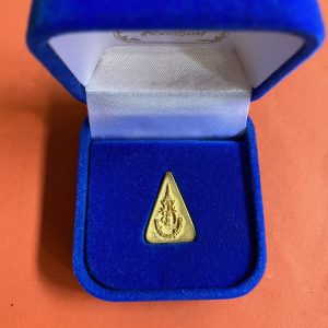 พระสมเด็จนางพญาจิตรดา สก.5 รอบ 12 สิงหาคม 2535 เนื้อทองคำ พิมพ์กลาง หนัก 7.8 กรัม พร้อมกล่องเดิมสีฟ้า  สวยงามมาก - Image 2