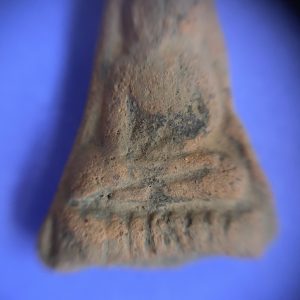 พระนางพญาเนื้อดิน กรุวัดดอนลาน จ. สุโขทัยพิมพ์ใหญ่ อายุเก่าหลายร้อยปี องค์ที่ 13 - Image 4