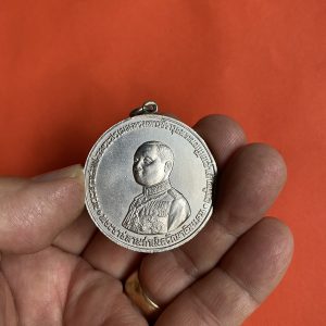 เหรียญพระราชทานกำเนิดรักษาดินแดง ร.6 ปี2505 ห่วงเชื่อม เนื้อ อัลปาก้ากะไหล่เงิน พิมพ์ใหญ่  เหรียญที่ 4  สวยเดิมมาก - Image 3