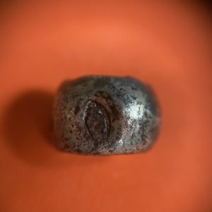 พดด้วงเม็ด 50 สตางค์ สมัยสุโขทัยตราสังข์ - พุ่มหก มีบากปีกกว้าง ที่ขามีตอกตราวัว 2 ข้าง - Image 4