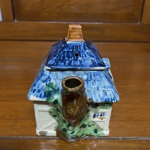 กานํ้าชากระเบื้องเก่ามาก จากประเทศญี่ปุ่นรูปทรงบ้านเพ้นสีสวยสด ด้านใต้มีปั้มเครื่องหมายการค้าพร้อมมีภาษาอังกฤษเขียนว่า JAPAN สมบูรณ์ - Image 3