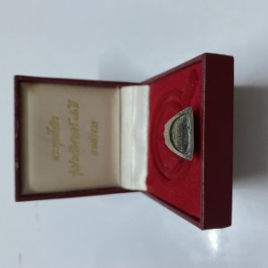 พระหลวงพ่อโสธร รุ่นประวัติศาสตร์ 80 ปีกรมตำรวจ เนื้อเงินพ่นทราย เลข149540 พร้อมกล่องกำมะหยี่สีแดงสวยงาม - Image 3