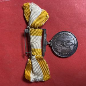 เหรียญที่ระลึกเนื้อเงิน เนืองในพระราชพิธิสถาปนาสมเด็จพระบรมโอรสาธิราช 28 ธันวาคม 2515 พร้อมแพรแถบเดิมๆสวยงาม ญ. - Image 2