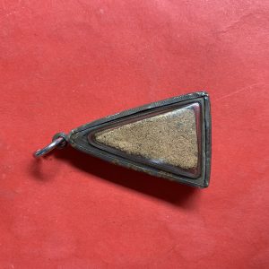 พระนางกรุบ้านพงพิมพ์ใหญ่ เป็นพระกรุสุโขทัย อายุกว่า700ปี เนื้อดินเก่าสภาพสวยงามเลี่ยมเงินโบราณพร้อมใช้ (เนื้อเก่าน่าศึกษา) - Image 2