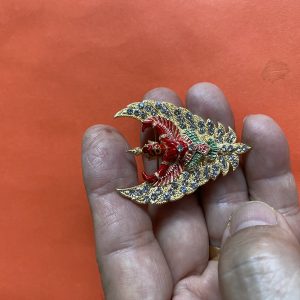 เข็มกลัดพระยาครุฑกะไหล่ทองลงยาพร้อมประดับเพชรเทียม องค์สูงใหญ่ 11/2"X2" - Image 2