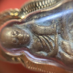 หลวงพ่อเงินหล่อโบราณออกวัดท้ายนำ้ เลี่ยมพลาสติกกันนำ้กรอบทองไมค่อน รวมสร้อยคอพร้อมใช้ - Image 3