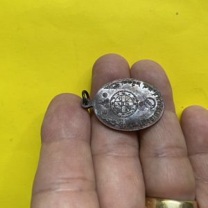 เหรียญหลวงพ่อคูณที่ระลึกสร้างอาคาร น.ม.ส. พ.ศ.2537 เนื้อทองแดง - Image 3