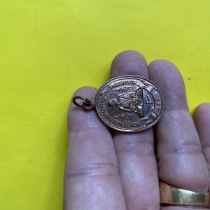 เหรียญพระครูสุจิตศรีราจารย์(หลวงปู่ต๊วน)วัดสวรรคาราม เนื้อทองแดง ปี2541 อายุ 84 ปี - Image 2