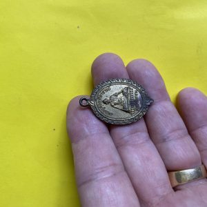 เหรียญพระครูสุจิตสีลาจารย์(ปู่ต๊วน) รุ่นแม่นากเนื้อทองแดงกะไหล่ทองวัดสวัสติการาม ฉลองครบรอบ ๘๐ ปี สวยงามคมชัดมาก - Image 2