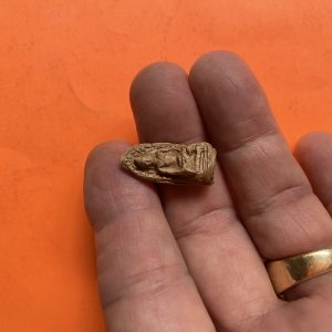 พระรอดเนื้อดินมีหน้าตา ด้านหลังมีปั้มบล็อกตัวหนังสือจม ไม่ทราบวัดและพิธี - Image 4