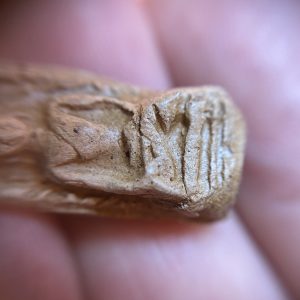 พระรอดเนื้อดินมีหน้าตา ด้านหลังมีปั้มบล็อกตัวหนังสือจม ไม่ทราบวัดและพิธี - Image 2