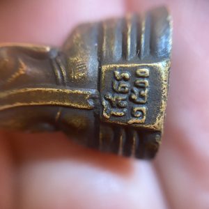 หล่อหลวงพ่อโสธรทองเหลืองรมดำก้นกลึง ไม่ทราบรุ่นไม่ทราบพิธี - Image 2