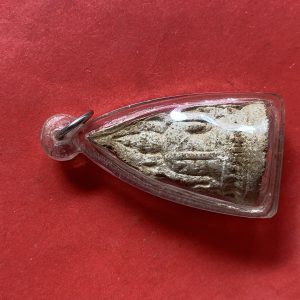 พระพุทธชินราชเนื้อดินออกสีขาวนวล คมชัดมีหน้าตา ดูเก่ามาก เลี่ยมอยู่ในกรอบพลาสติก - Image 2