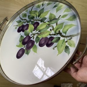 ถาดกระเบื้องโบราณกลม สมัยร.5 ลวดลายช่อองุ่น 8 ผลสีม่วงพร้อมใบและกิ่งก้านกระเบื้องและขอบขาlสภาพสมบูรณ์มากๆ - Image 2