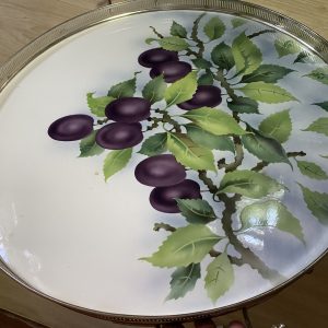 ถาดกระเบื้องโบราณกลม สมัยร.5 ลวดลายช่อองุ่น 8 ผลสีม่วงพร้อมใบและกิ่งก้านกระเบื้องและขอบขาlสภาพสมบูรณ์มากๆ - Image 3