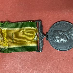 เหรียญที่ระลึกเนื้อเงิน เนื่องในพระราชพิธิสถาปนาสมเด็จพระบรมโอรสาธิราช 28 ธันวาคม 2515 พร้อมแพรแถบเดิมๆสวยงาม ช. - Image 2