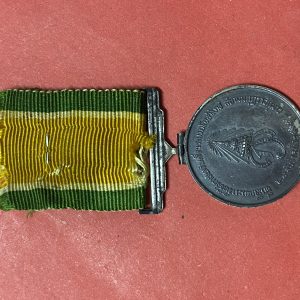 เหรียญที่ระลึกเนื้อเงิน เนื่องในพระราชพิธิสถาปนาสมเด็จพระบรมโอรสาธิราช 28 ธันวาคม 2515 พร้อมแพรแถบเดิมๆสวยงาม ช. - Image 4