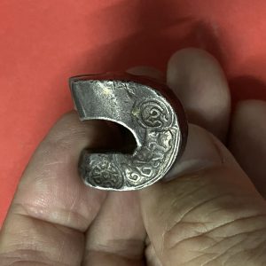 เงินเจียงเนื้อเงินปีกใหญ่ ขาเล็ก ตอกตรา แสบและตราอี่นๆรอบตัว ผิวรุ้งธรรมชาติ - Image 3