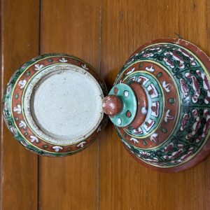 โถเบญจรงค์สมัยอยุธยา สีเขียวดอกแดงขาว ใบใหญ่ สูงประมาณ 6" กว้างประมาณ 4 1/2" - Image 2