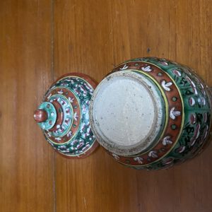 โถเบญจรงค์สมัยอยุธยา สีเขียวดอกแดงขาว ใบใหญ่ สูงประมาณ 6" กว้างประมาณ 4 1/2" - Image 3