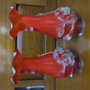 แจกันต่างประเทศ งานสมัยเก่าขึ้นรูปโดยปากเป่าและมือจับดอก สีแดงสดมีลายดอกข้างล่าง เป็นงานทำขึ้นรูปด้วยมือ ไม่มีซำ้แบบกัน - Image 2