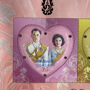 แสตมป์ ชีท 60 ปี ราชาภิเษกสมรส รูปคู่ในหลวงรัชกาลที่ 9 พร้อมราชินี  อยู่ในกล่องเดิมสีชมพู - Image 3