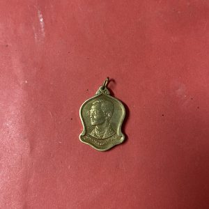 เหรียญในหลวง เสมาที่ระลึกในหลวง ร.9 ครบ 5 รอบ ปี พ.ศ. 2530  (เหรียญระฆัง) กะไหล่ทอง - Image 2