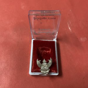 ครุฑมหาโชค หลวงพ่อวราณ์ วัดโพธิ์ทอง พิมพ์เล็ก รุ่นมีแล้วรวย  เนื้อเงิน กล่องเดิม - Image 4