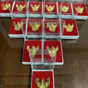 องค์พญาครุฑ ที่ระลึกกฐินพระราชทาน ปี 2564 หลวงพ่อวราห์ วัดโพธิ์ บางมด เนื้อกะไหล่ทองสวยงามพร้อมกล่องเดิมจากวัด - Image 3