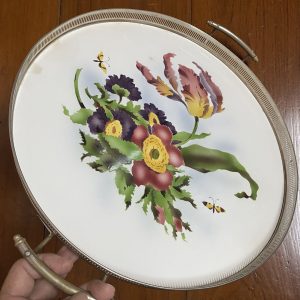 ถาดกระเบื้องโบราณสมัย ร.5  สผ. 16" ลายช่อดอกบานใหญ่สีเหลืองชมพู 1ดอกและผีเสื้อน้อย 2 ตัว สวยงามสมบูรณ์มาก - Image 2