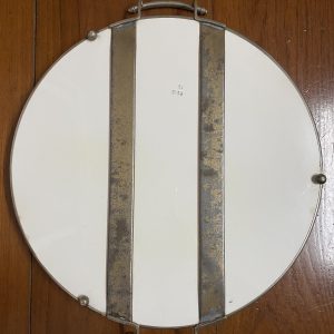 ถาดกระเบื้องโบราณสมัย ร.5  สผ. 16" ลายช่อดอกบานใหญ่สีเหลืองชมพู 1ดอกและผีเสื้อน้อย 2 ตัว สวยงามสมบูรณ์มาก - Image 3