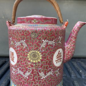 กาใส่นำ้ชาเก่าพร้อมฝามีลวดลายนูนรอบตัว และมีภาษาจีน 4 ตัวหูหิ้วใช้หวายออกแบบสวยสมบูรณ์คลาสสิค - Image 2