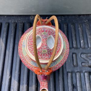 กาใส่นำ้ชาเก่าพร้อมฝามีลวดลายนูนรอบตัว และมีภาษาจีน 4 ตัวหูหิ้วใช้หวายออกแบบสวยสมบูรณ์คลาสสิค - Image 4