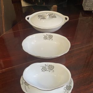 ชามใส่นำ้แกงและใส่ข้าวเก่าเก็บเนื้อกระเบื้องเกรด A นำเข้าจากต่างประเทศ ลายดอกไม้ขลิบเงิน มีใบใหญ่พร้อมฝา 1 ใบ กลาง 1 ใบ และเล็กก้นติด 1 ใบสวยงามหายาก - Image 3