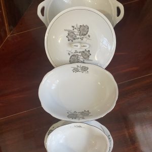 ชามใส่นำ้แกงและใส่ข้าวเก่าเก็บเนื้อกระเบื้องเกรด A นำเข้าจากต่างประเทศ ลายดอกไม้ขลิบเงิน มีใบใหญ่พร้อมฝา 1 ใบ กลาง 1 ใบ และเล็กก้นติด 1 ใบสวยงามหายาก - Image 2