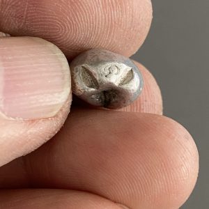 พดด้วงเนื้อเงินสองสลึงสมัยสุโขทัย 4 ตรา หอย-สิงห์ -ดอกไม้  นำ้หนัก       กรัม ผิวเดิมตราคมชัดสวยงามมาก - Image 2