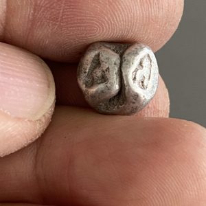 พดด้วงเนื้อเงินสองสลึงสมัยสุโขทัย 4 ตรา หอย-สิงห์ -ดอกไม้  นำ้หนัก       กรัม ผิวเดิมตราคมชัดสวยงามมาก - Image 3