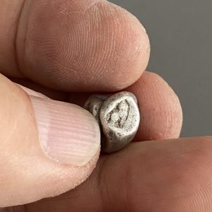 พดด้วงเนื้อเงินสองสลึงสมัยสุโขทัย 4 ตรา หอย-สิงห์ -ดอกไม้  นำ้หนัก       กรัม ผิวเดิมตราคมชัดสวยงามมาก - Image 4