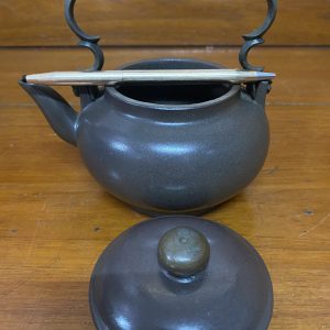 ชาป้านโบราณสมบูรณ์ใบเล็กมากมีเอกลักษณ์ตรงมือจับและปากโค้งงอนขึ้นได้รูปสวยงาม และมีตราสัญญาลักษณ์ประทับที่ก้น - Image 2