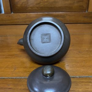 ชาป้านโบราณสมบูรณ์ใบเล็กมากมีเอกลักษณ์ตรงมือจับและปากโค้งงอนขึ้นได้รูปสวยงาม และมีตราสัญญาลักษณ์ประทับที่ก้น - Image 3