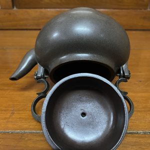 ชาป้านโบราณสมบูรณ์ใบเล็กมากมีเอกลักษณ์ตรงมือจับและปากโค้งงอนขึ้นได้รูปสวยงาม และมีตราสัญญาลักษณ์ประทับที่ก้น - Image 4