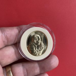 เหรียญในหลวงทรงวิทยุเนื้อทองคำ หรือเหรียญทรงวอ ของกรมไปรษณีย์ น้ำหนักประมาณ 18.4กรัม ปี 2539 สวยงามคมชัดหายากมากๆ ( ผลิตเพียง999เหรียญ ) - Image 2