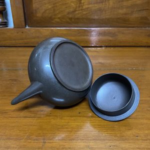 ชาป้านโบราณสมบูรณ์ใบเล็กมากมีเอกลักษณ์ตรงปากโค้งงอนขึ้นได้รูปสวยงาม สภาพนี้หายากมาก - Image 3