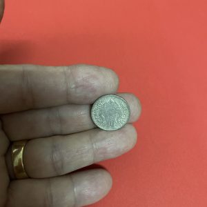 เหรียญร.6 เนื้อเงินหนึ่งสลึง ตราพระบรมรูป - ไอราพต ปี พ.ศ.2462 “มีจุด” หางยาว  สวยผิวเดิมเป็นแบบที่หายากผลิตออกมาน้อยมาก - Image 3