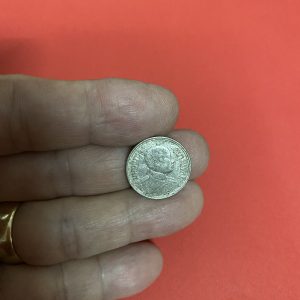 เหรียญร.6 เนื้อเงินหนึ่งสลึง ตราพระบรมรูป - ไอราพต ปี พ.ศ.2462 “มีจุด” หางยาว  สวยผิวเดิมเป็นแบบที่หายากผลิตออกมาน้อยมาก - Image 2