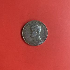 เหรียญที่ระลึกเนื้อเงิน เนืองในพระราชพิธิสถาปนาสมเด็จพระบรมโอรสาธิราช 28 ธันวาคม 2515 (องค์รัชกาลที่ 10 ในปัจจุบัน) เดิมๆสวยงามคลาสสิกมาก - Image 2