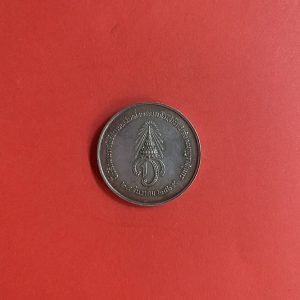 เหรียญที่ระลึกเนื้อเงิน เนืองในพระราชพิธิสถาปนาสมเด็จพระบรมโอรสาธิราช 28 ธันวาคม 2515 (องค์รัชกาลที่ 10 ในปัจจุบัน) เดิมๆสวยงามคลาสสิกมาก - Image 4