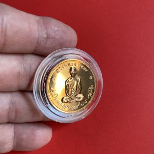 เหรียญทรงผนวชที่ระลีกบูรณะพระเจดีย์ วัดบวรนิเวศวิหาร พ.ศ. 2550 เนื้อนวะโลหะ ตอกโค๊ต พร้อมตลับและกล่องกำมะหยี่สวยเดิม - Image 3
