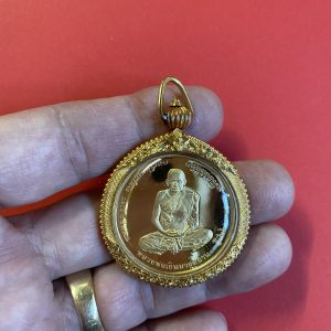 เหรียญหลวงพ่อเงินวัดบางคลานหลังกรมหลวงชุมพรฯ ทองคำขัดเงา 99.99% นน.31.14 g รวมเลี่ยม นน.46 g โรงงานเพิร์ธ 24 ธค ปี 37 - Image 3